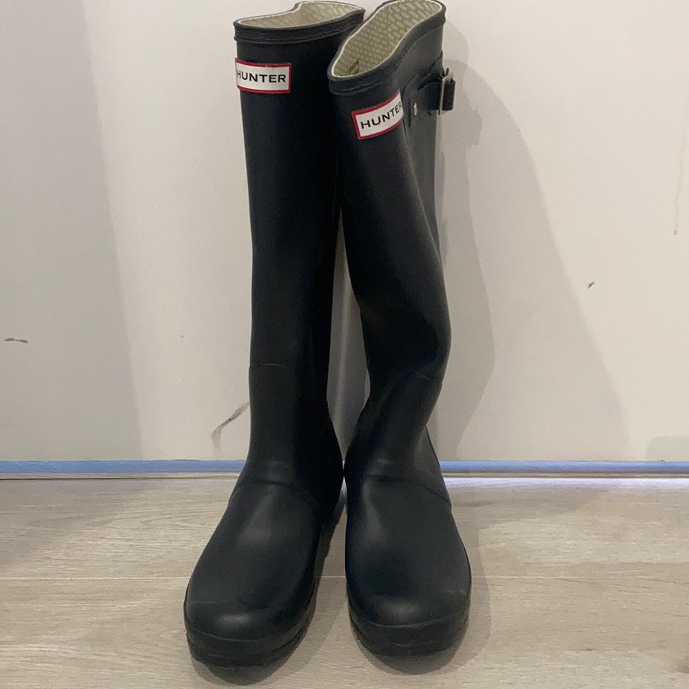 Hunter Rain boot- navy, tall. No signs of wear